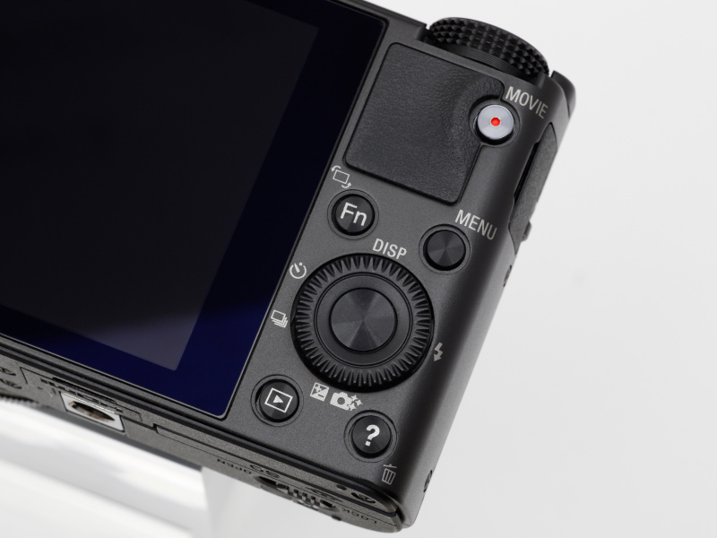 <b>背面の操作部はボタンとコントロールホイールを採用。ホイールは4方向プッシュキーの役割も担う</b>