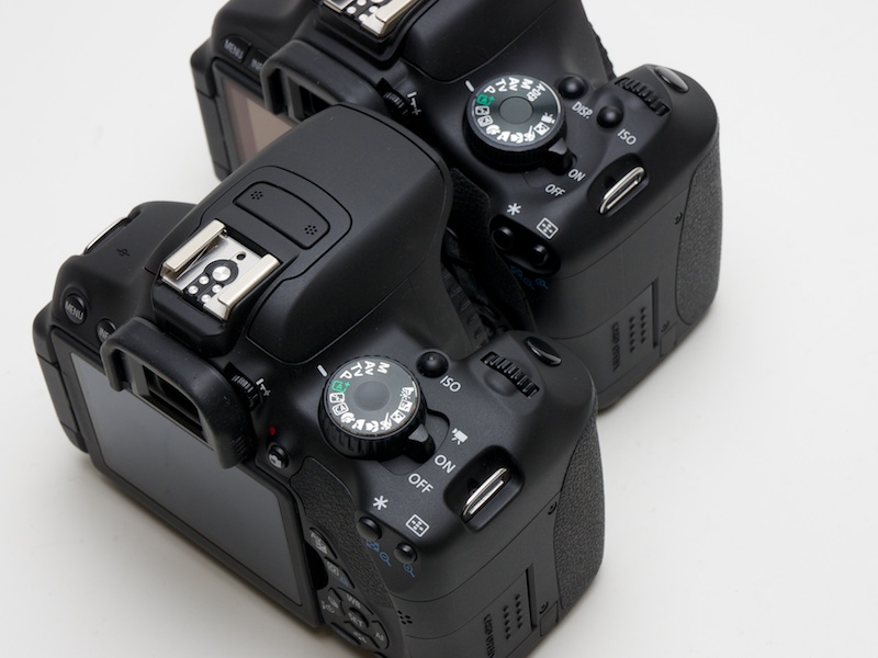 <b>上がEOS Kiss X5、下がEOS Kiss X6i。DISPボタンがなくなり、その場所にISOボタンが置かれた</b>