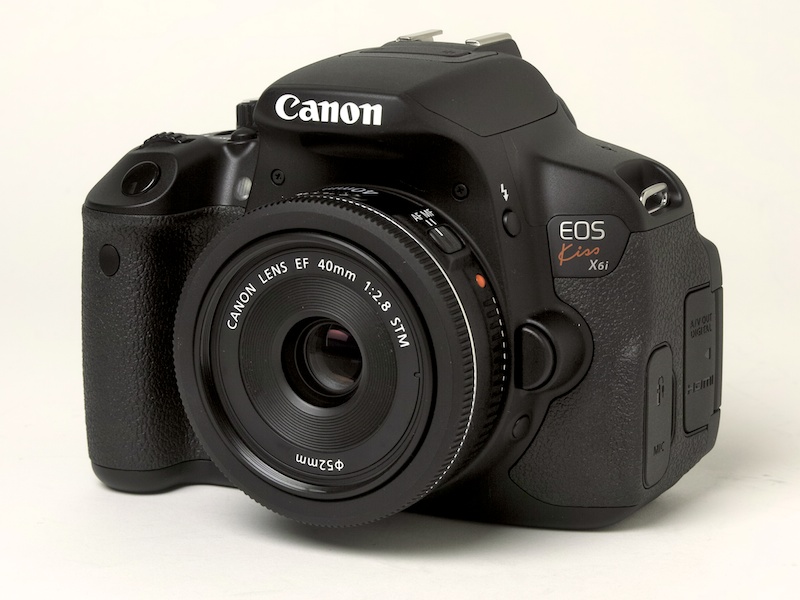 <b>EOS Kiss X6iにEF 40mm F2.8 STMを装着。いままでのEOS DIGITALになかったレンズだ</b>