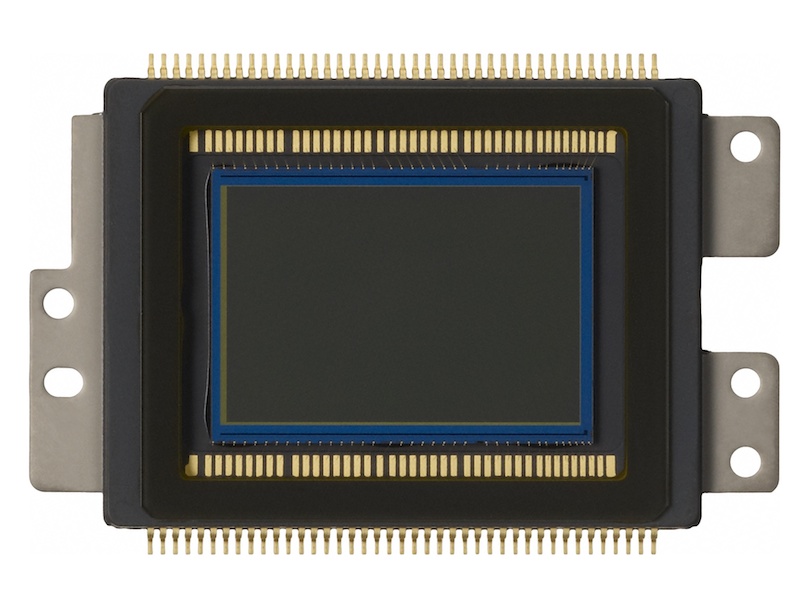 <b>EOS Kiss X6iに搭載されたAPS-Cサイズ相当の有効1,800万画素CMOSセンサー。画素数こそEOS Kiss X5と同じだが、位相差検出AF用の画素が埋め込まれている</b>