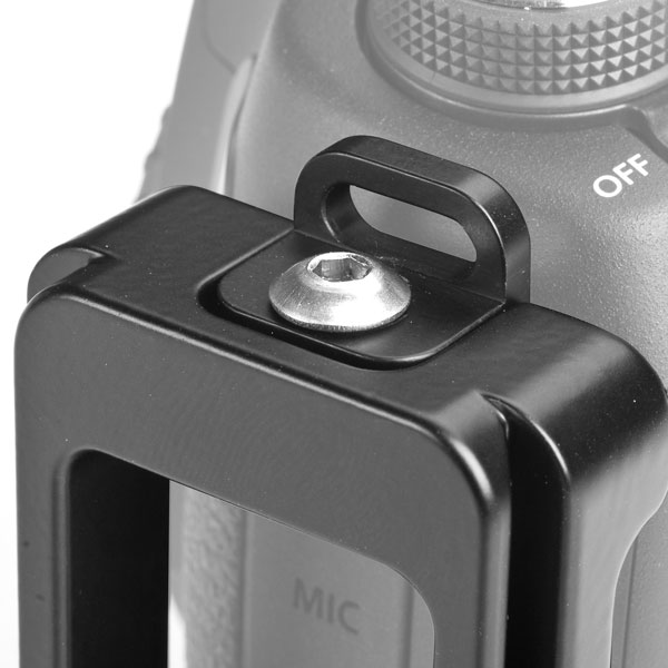 <b>ストラップホールを固定する機構が加わった</b>