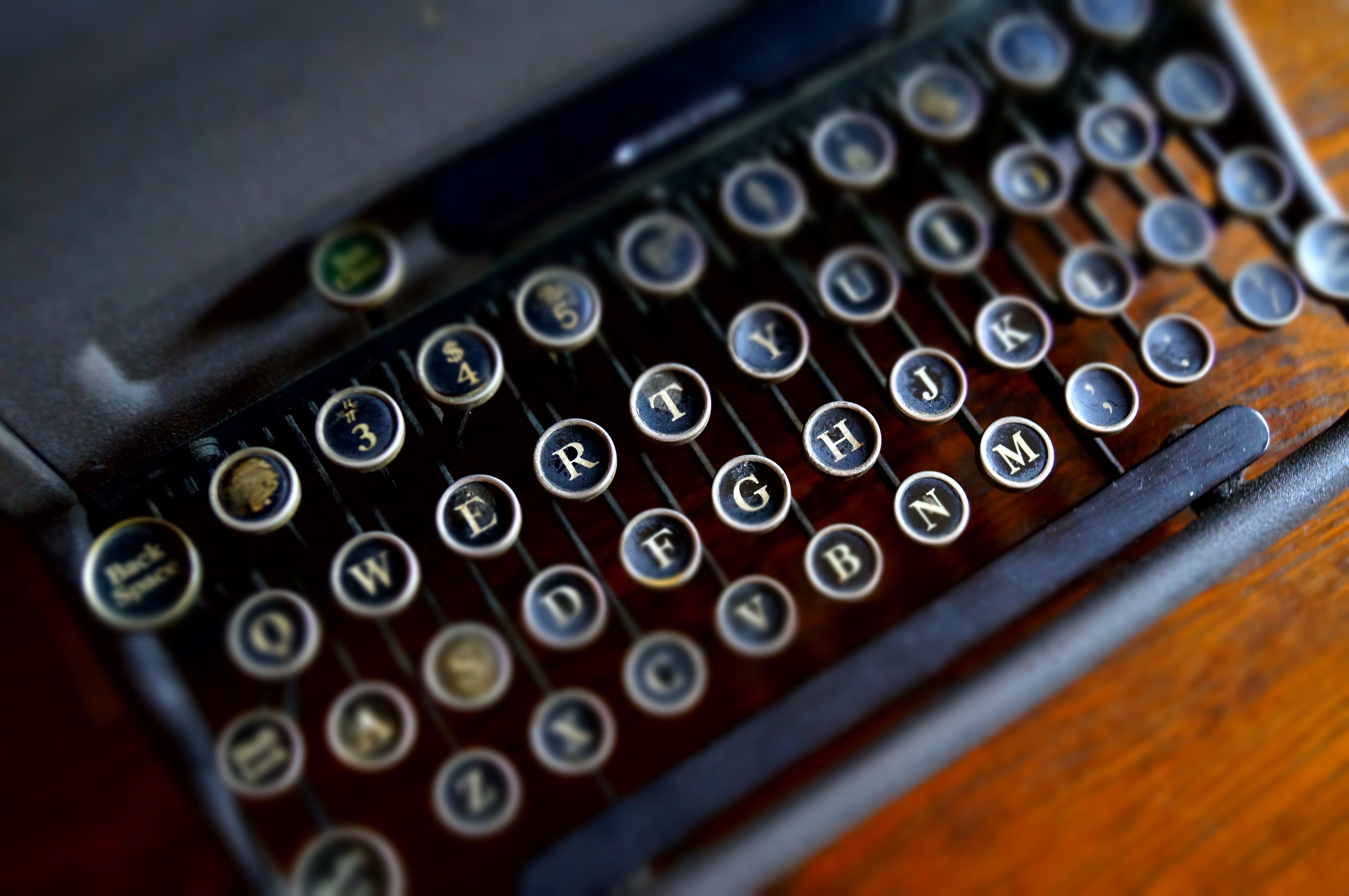 <b>ピクチャーエフェクト：ミニチュア / α37 / DT 18-55mm F3.5-5.6 SAM / 約2.3MB / 4,912×3,264 / 1/50秒 / F5 / -0.3EV / ISO1250 / 28mm</b>