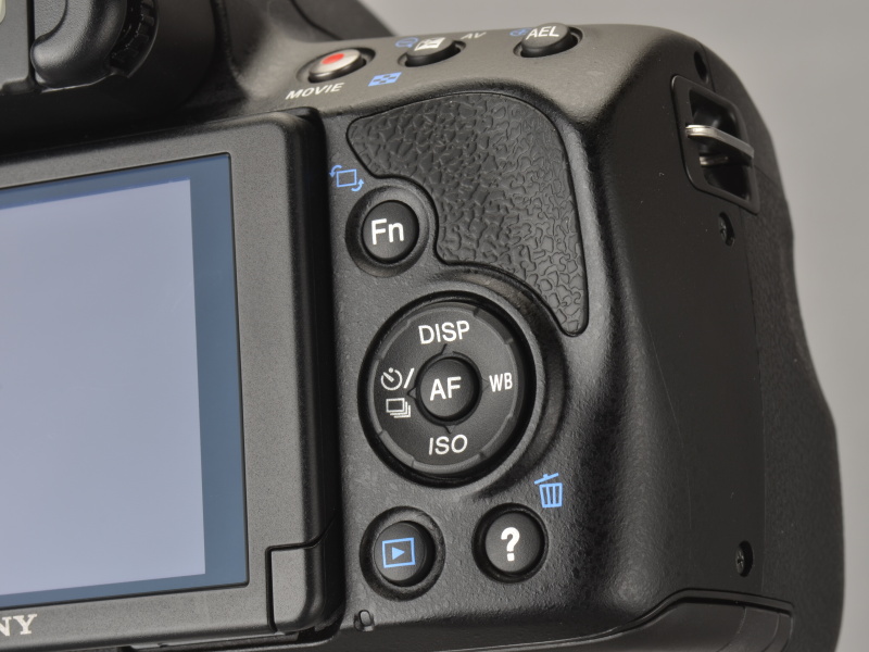 <b>α55では消去ボタン（設定でピント拡大の割り当ても可）だった右下ボタンは「?」アイコンとなり、撮影時に押すと撮影ガイドが液晶モニターへ表示される</b>