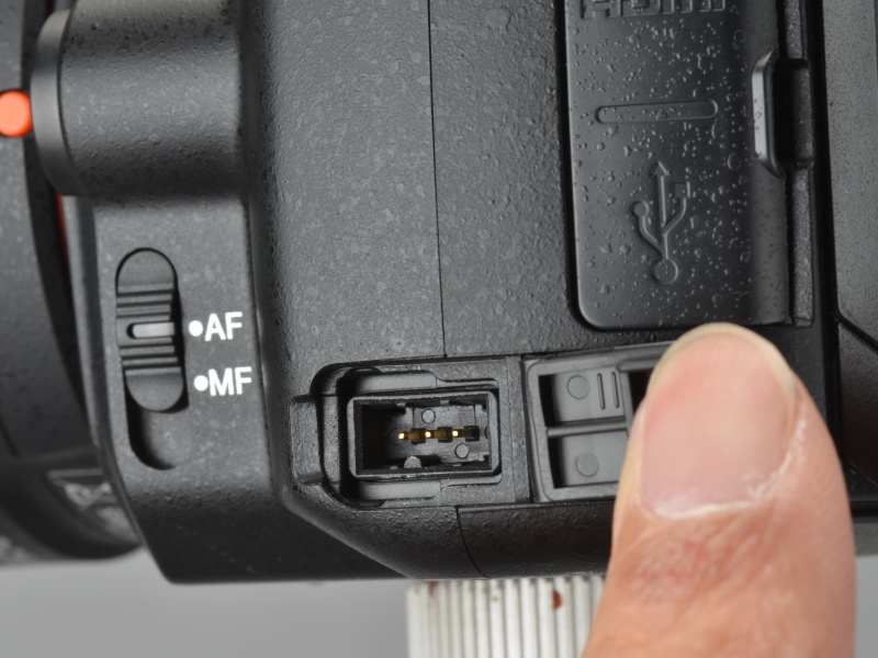 <b>ケーブル接続のリモコンにも対応。ワイヤレスリモコンには非対応</b>