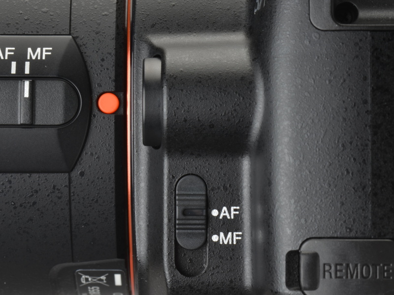 <b>エプロン部のAF/MF切換スイッチなどはα55と同配置</b>