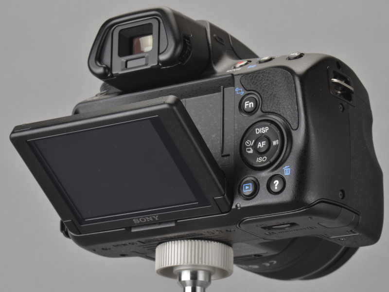 <b>液晶モニターは上方向へ約135度、下方向へは約55度可動するチルトタイプ。バリアングル式でなくなってしまったのはやや残念</b>