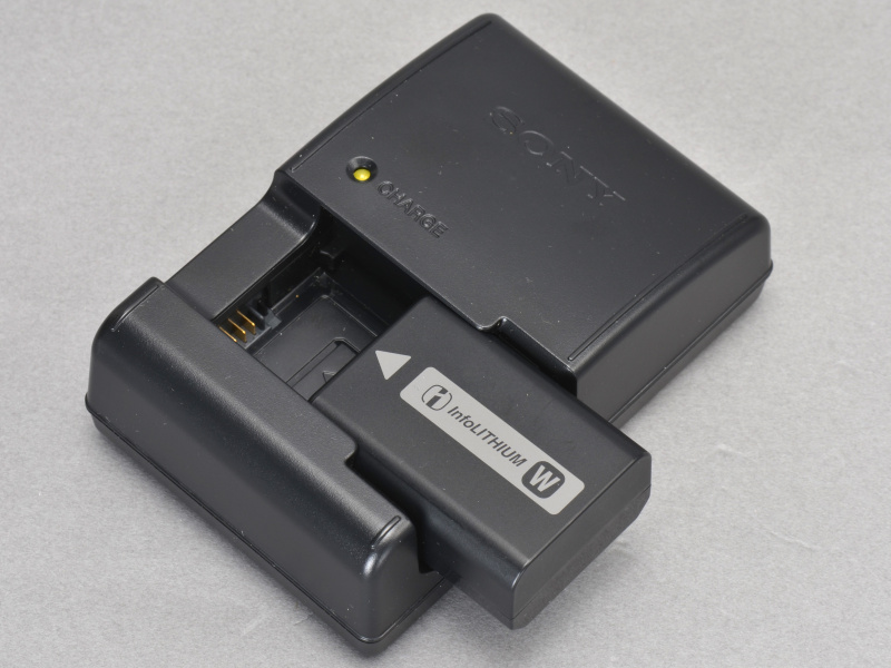 <b>電池はNP-FW50。インフォリチウムなので残容量は%刻みで表示される。撮影可能枚数はEVF時450枚、液晶モニター時500枚で、α55のそれぞれ330枚/380枚より大幅に向上している</b>