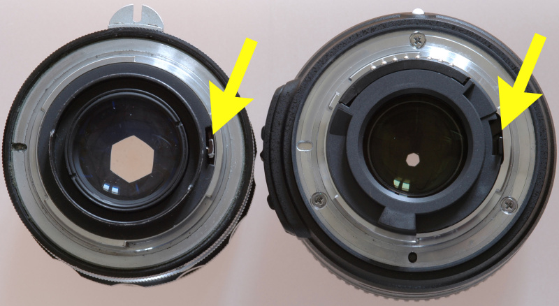 <b>ニコンFマウントの自動絞り連動レバー（矢印）。ニコンF発売当初のレンズ（左：ニッコールHオート50mm F2）でも最新のGレンズ（右：AF-S DX マイクロニッコール40mm F2.8 G）でも基本的には変わっていない</b>