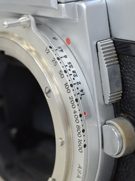 <b>初期のTTL露出計連動一眼レフのニコマートFT。開放測光ではあるが、レンズ交換のたびにこのフィルム感度設定ダイヤルに撮影レンズの開放F値を設定する必要があった</b>