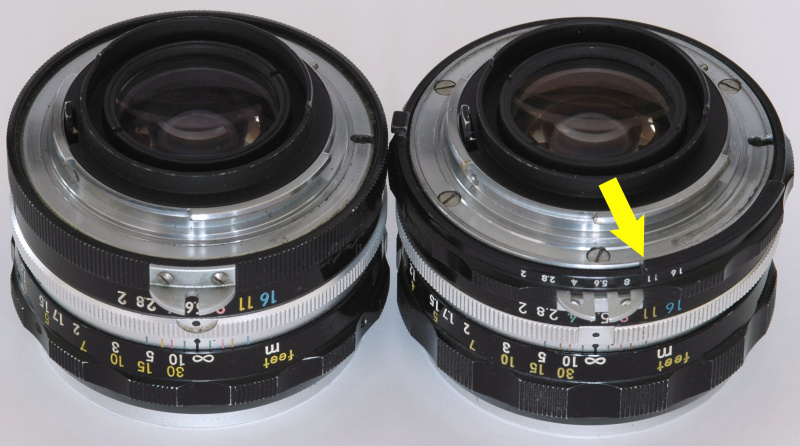 <b>Ai方式以前のレンズ（左）とAi方式のレンズ（右）の比較。Aiの場合は矢印の「露出計連動ガイド」で絞り値（F－F0）をボディに伝える。「カニの爪」も設けられているが、その直後にある絞り値の表示を照明するために孔が開けられている。その形状から「ブタの鼻」と呼ばれている</b>