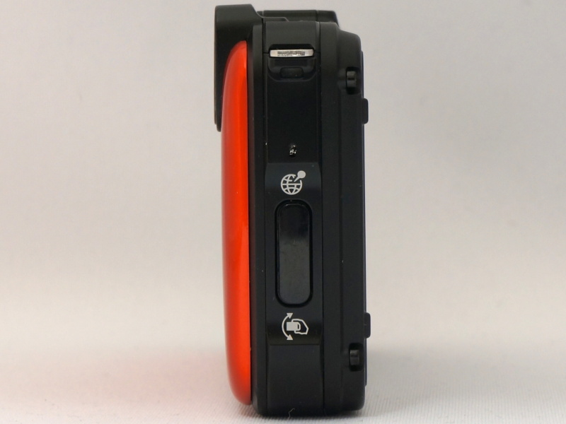 <b>左側面にアクション操作ボタン。GPSはここから設定する</b>