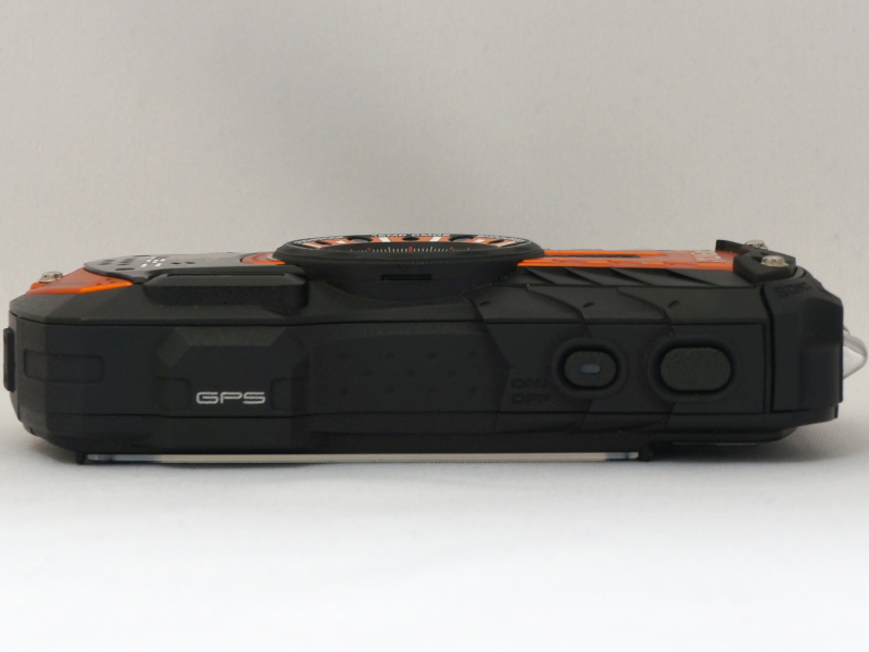 <b>本体上部左側にGPS</b>