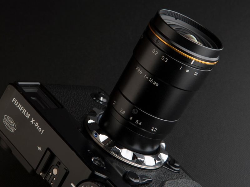 <b>フォーカスと絞りの刻印がかなり離れている。基本的に写真用途は意識していないレンズだ</b>