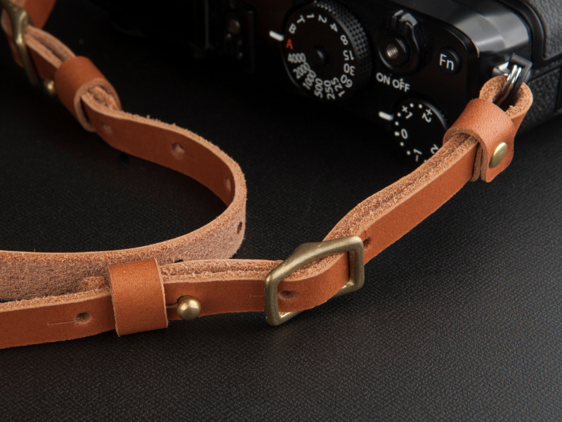 <b>留め具はすべてソリッドブラスだ。一眼レフ向けの耐重性を備えている</b>