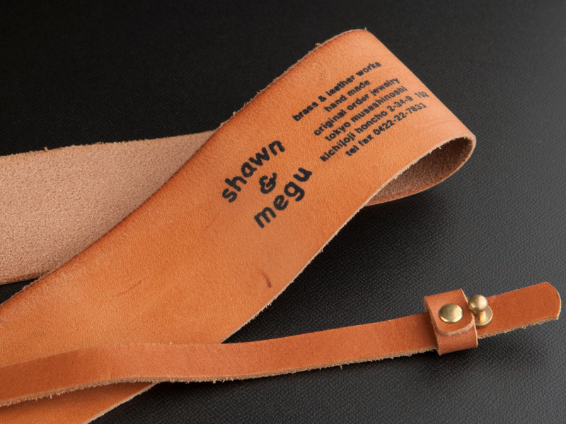 <b>肩当ての中央にはブランドロゴが入っている。ラフなカッティングで素朴なストラップだ</b>