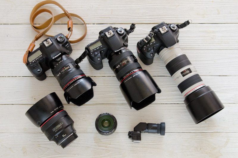 <b>キヤノンEOSシリーズのセット（左）は動画撮影に向いている。EOS 5D Mark II、EOS 7D，EOS 60DとEOSファミリーが揃っている。右はリコーGXRとFUJIFILM X100。スナップなどに最適だ。</b>