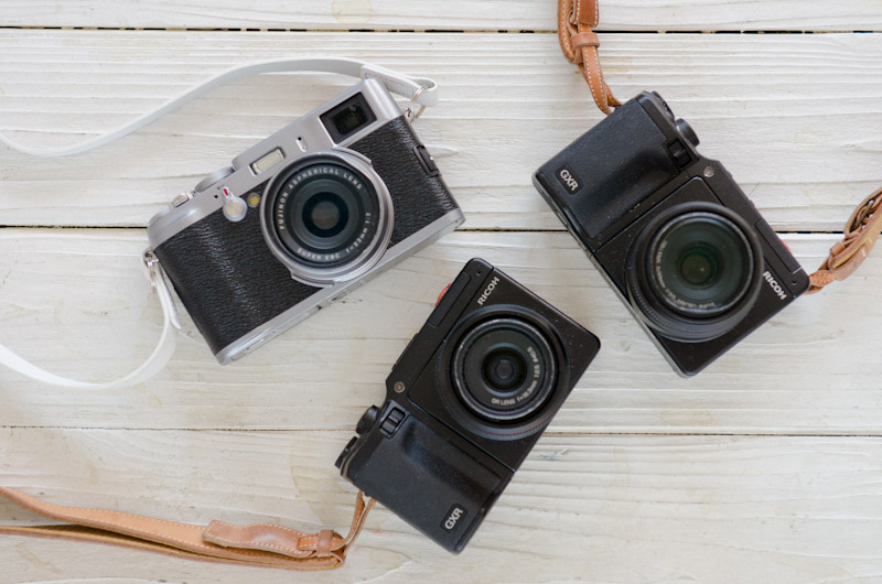 <b>キヤノンEOSシリーズのセット（左）は動画撮影に向いている。EOS 5D Mark II、EOS 7D，EOS 60DとEOSファミリーが揃っている。右はリコーGXRとFUJIFILM X100。スナップなどに最適だ。</b>