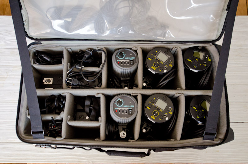 <b>モノブロックが6灯入ったストロボセットのバッグ。コメットとトキスターを使っている。トキスターは充電式でAC電源がとれない場所でも重宝する優れもの。右写真はSDやCFなどのメモリーカード類。最新のエクストリームを多用しているが、足りない時のために少し前のタイプも持ち歩く。すべてサンディスク社製品だ。</b>