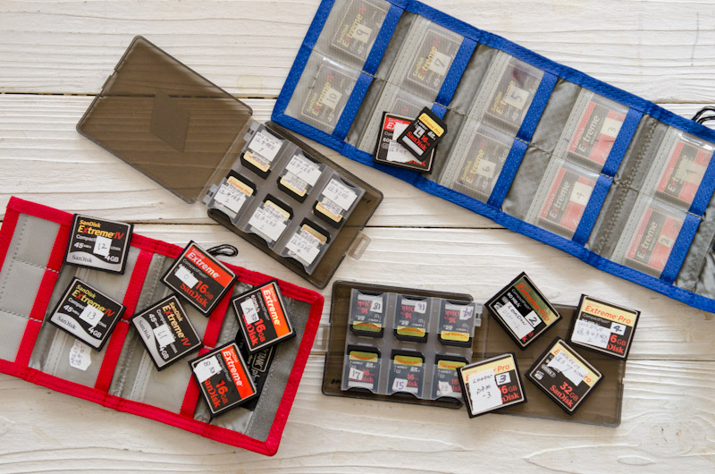 <b>モノブロックが6灯入ったストロボセットのバッグ。コメットとトキスターを使っている。トキスターは充電式でAC電源がとれない場所でも重宝する優れもの。右写真はSDやCFなどのメモリーカード類。最新のエクストリームを多用しているが、足りない時のために少し前のタイプも持ち歩く。すべてサンディスク社製品だ。</b>