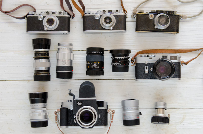 <b>バルナック時代からM型、最新のデジタルカメラまでライカセット（左）。今回の取材でも少しだけ使っているシーンが見られた。右は二眼レフカメラのコレクション。ローライフレックスやローライコードを中心に、中国製のシーガルや戦後の我が国 太陽堂光機という会社で製造されていたビューティーフレックスまである。</b>