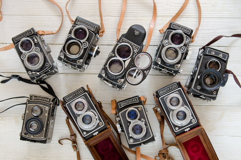 <b>バルナック時代からM型、最新のデジタルカメラまでライカセット（左）。今回の取材でも少しだけ使っているシーンが見られた。右は二眼レフカメラのコレクション。ローライフレックスやローライコードを中心に、中国製のシーガルや戦後の我が国 太陽堂光機という会社で製造されていたビューティーフレックスまである。</b>