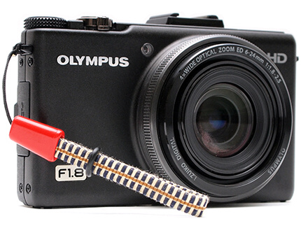 <b>指掛けストラップの装着例</b>