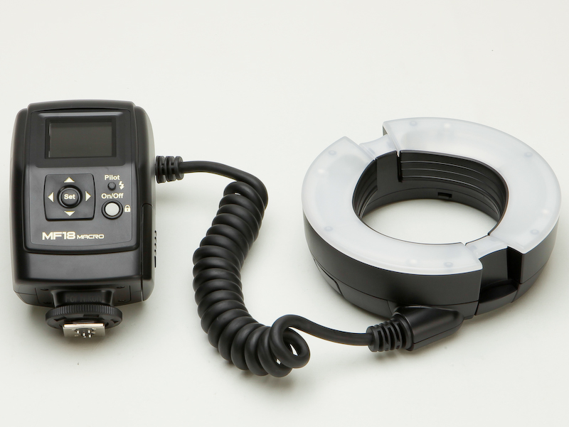<b>MF18デジタルマクロ。電源部（左）と発光部（右）からなる。価格は3万9,800円。直販サイトでのみ取り扱う</b>