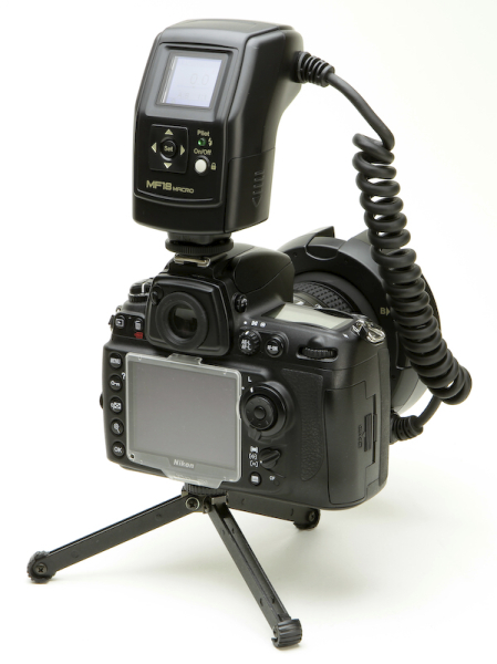 <b>ニコンD700およびAi AF Micro Nikkor 60mm F2.8 Dと組み合わせたところ</b>