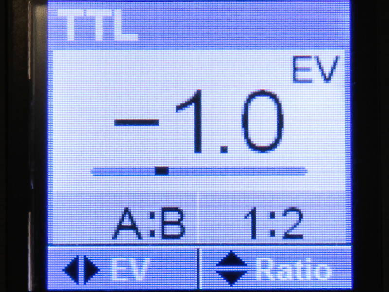<b>TTL自動調光モード。キヤノン（E-TTL/T-TTL II）およびニコン（i-TTL/i-TTL BL）のいずれかに対応</b>