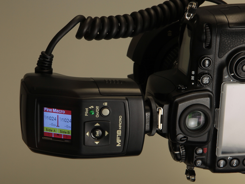 <b>カメラを縦位置にすると画面も回転する。逆方向も対応</b>