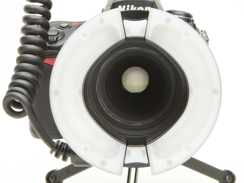 <b>左右の発光部は右のように広げることができ、ケラレを軽減できる</b>