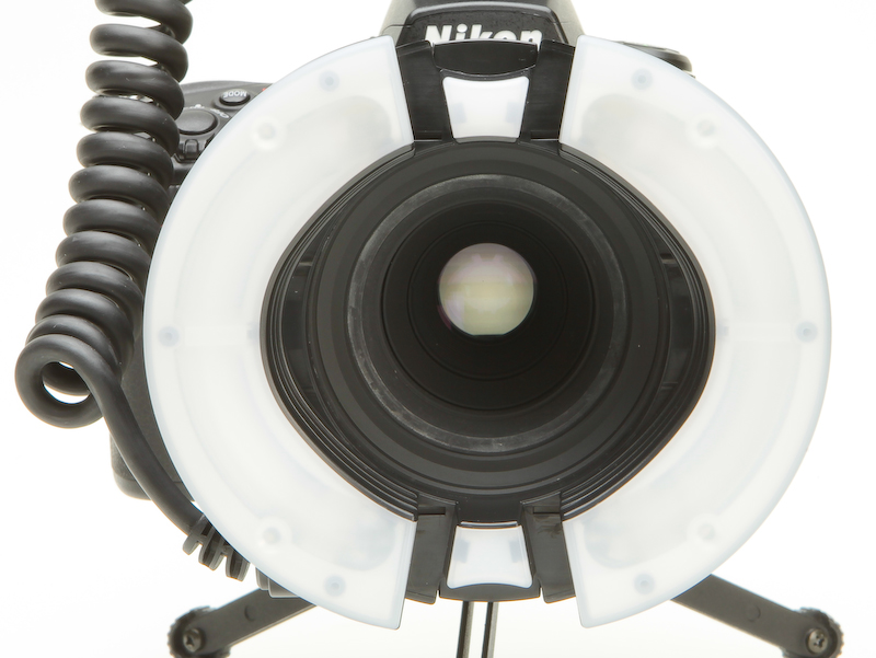 <b>左右の発光部は右のように広げることができ、ケラレを軽減できる</b>