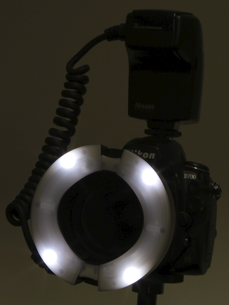 <b>4つのLEDによる「モデリングLEDランプ」機能も搭載。暗い場所でのピント合わせはもとより、発光リングの光量比に合わせて点灯するため撮影前に照明効果をチェック可能</b>