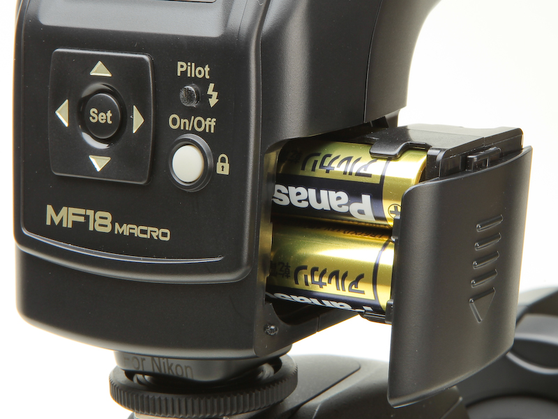 <b>電源は単3電池×4本。「クイックローディングシステム」と呼ばれる電池すべてを同じ向きに挿入できる独自機構を採用している</b>