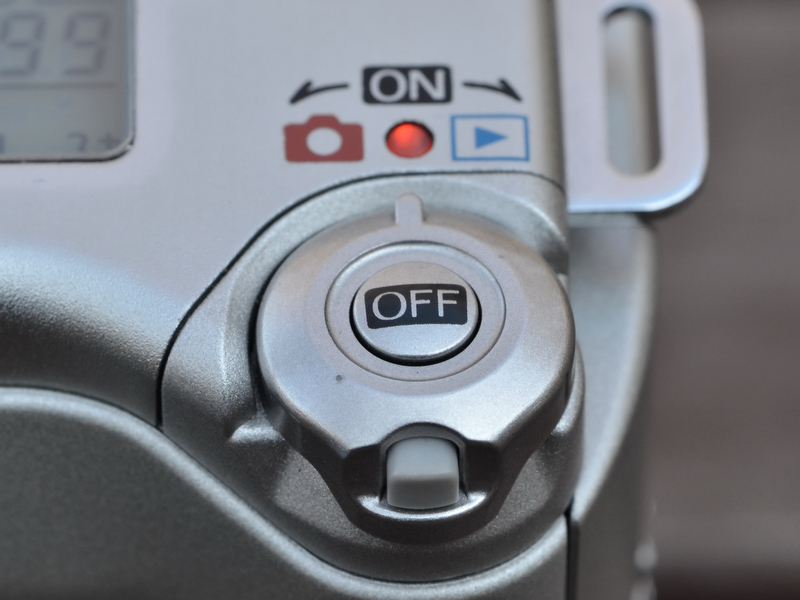 <b>電源を入れるには、ストッパーを押しながらモードレバーを回す。ただし、このストッパーはあまり意味がない気がする。普通にモードレバーに指を掛けると、意識しなくてもストッパーを押す格好になっちゃうから。</b>