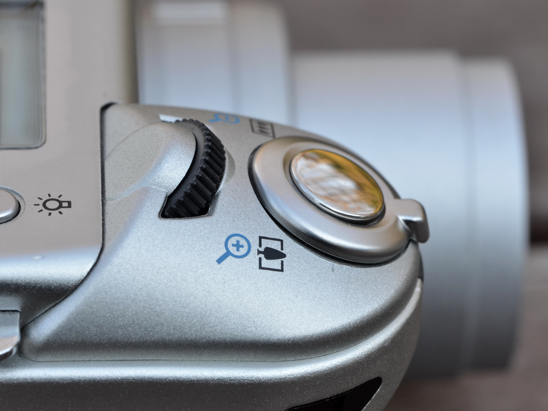 <b>ボディ左肩（左手側）に並べられた各種の設定ボタンや、グリップ部の電子ダイヤルとかは、地味だけど使いやすくて気に入ってる部分。</b>