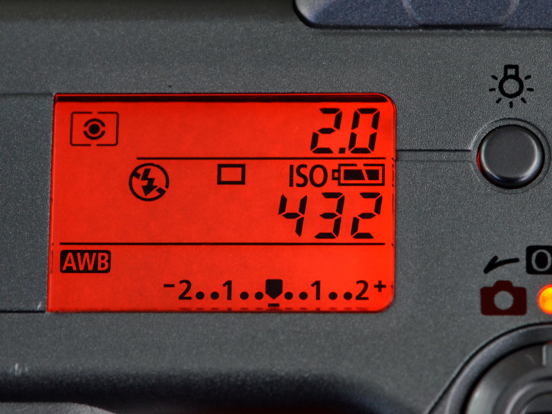 <b>ボディ上面の表示パネルには、カメラの設定状態や撮影可能枚数やバッテリー残量などが表示される。パネルの右横にあるバックライトボタンを押すと、オレンジ色のバックライトが6秒間点灯する（点灯中に押すと消灯する）。</b>