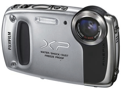 <b>カラフルな防水デジカメには、ボディカラーを選ぶ楽しみも。写真はFinePix XP50。左からオレンジ、シルバー、グリーン</b>