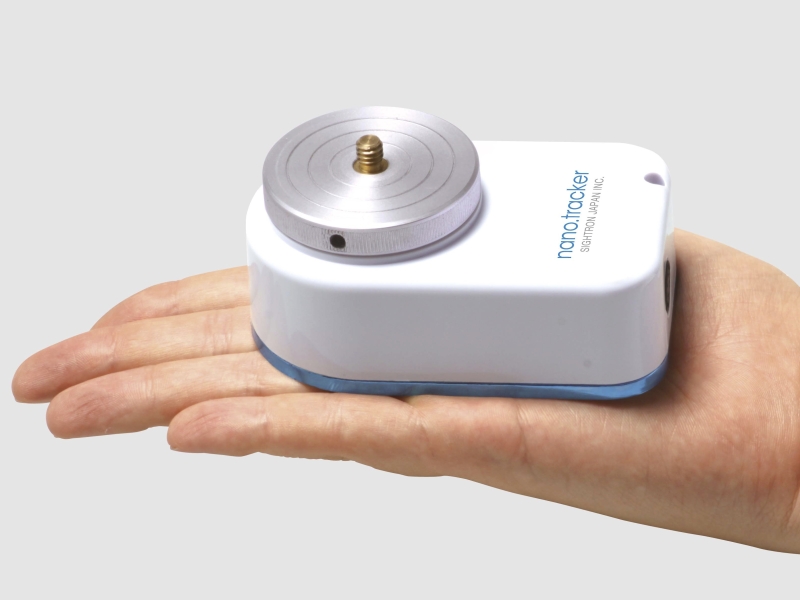 <b>本体（左）とハンドコントローラー（右）</b>