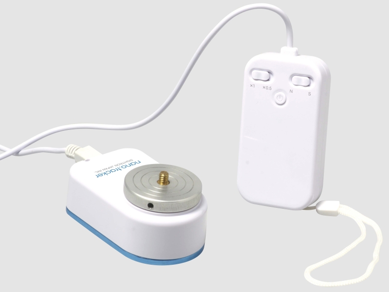 <b>本体（左）とハンドコントローラー（右）</b>