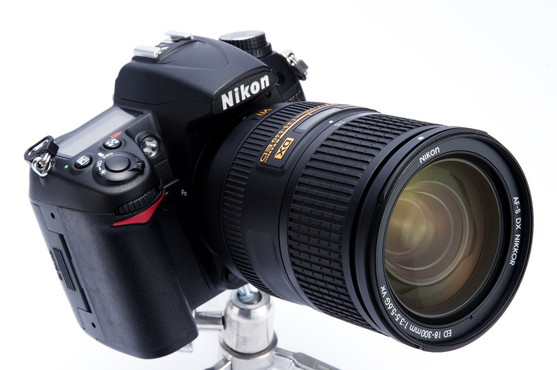 <b>D7000に装着。6月28日発売。価格は13万8,500円</b>
