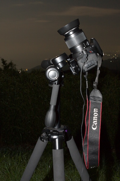 <b>センターポールを伸ばすと、伸ばしていないときよりも上に向けることができるが、それでも途中で止まってしまう。パン棒がセンターポールに当たるからだ</b>