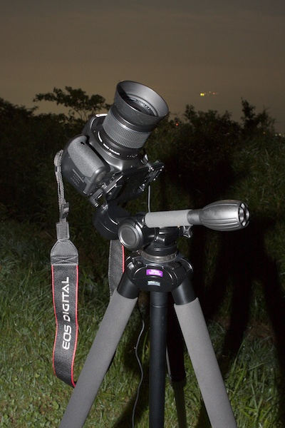 <b>そこでカメラを雲台に逆向きにセット。パン棒がレンズ側になり、真上にカメラを向けることが可能になる。</b>