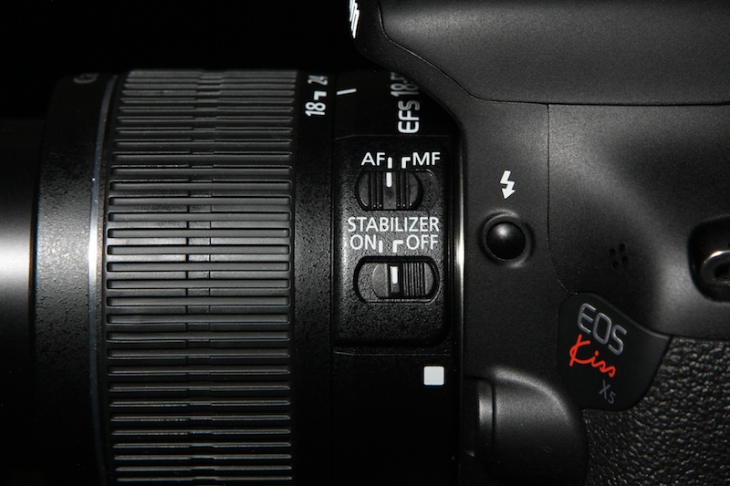 <b>三脚にカメラを固定したら、まず手ブレ補正機能はオフにしよう。</b>