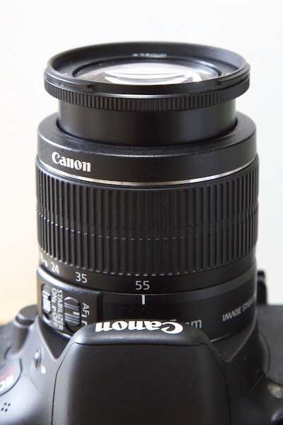 <b>一般的なレンズは、ズームとピントリングが1つの筒で連動して動く。テープなどを貼って固定しようとすると、内側に巻き込んでしまったり、負荷がかかり故障の原因になるので危険だ</b>