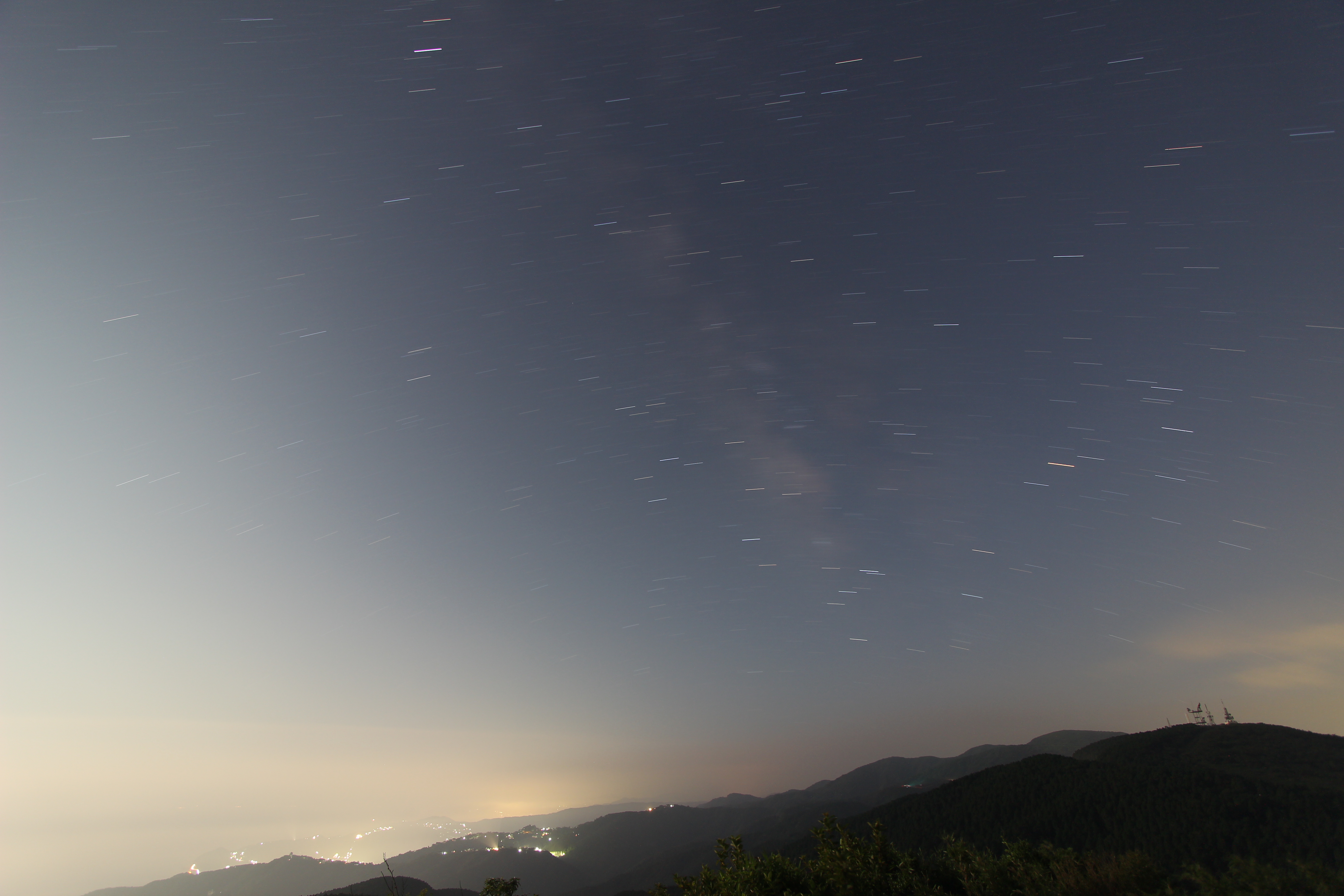 <b>超広角ズームレンズの広角端で南の空を撮影。約8分間弱の露光で星の軌跡を撮影することができた。</b>