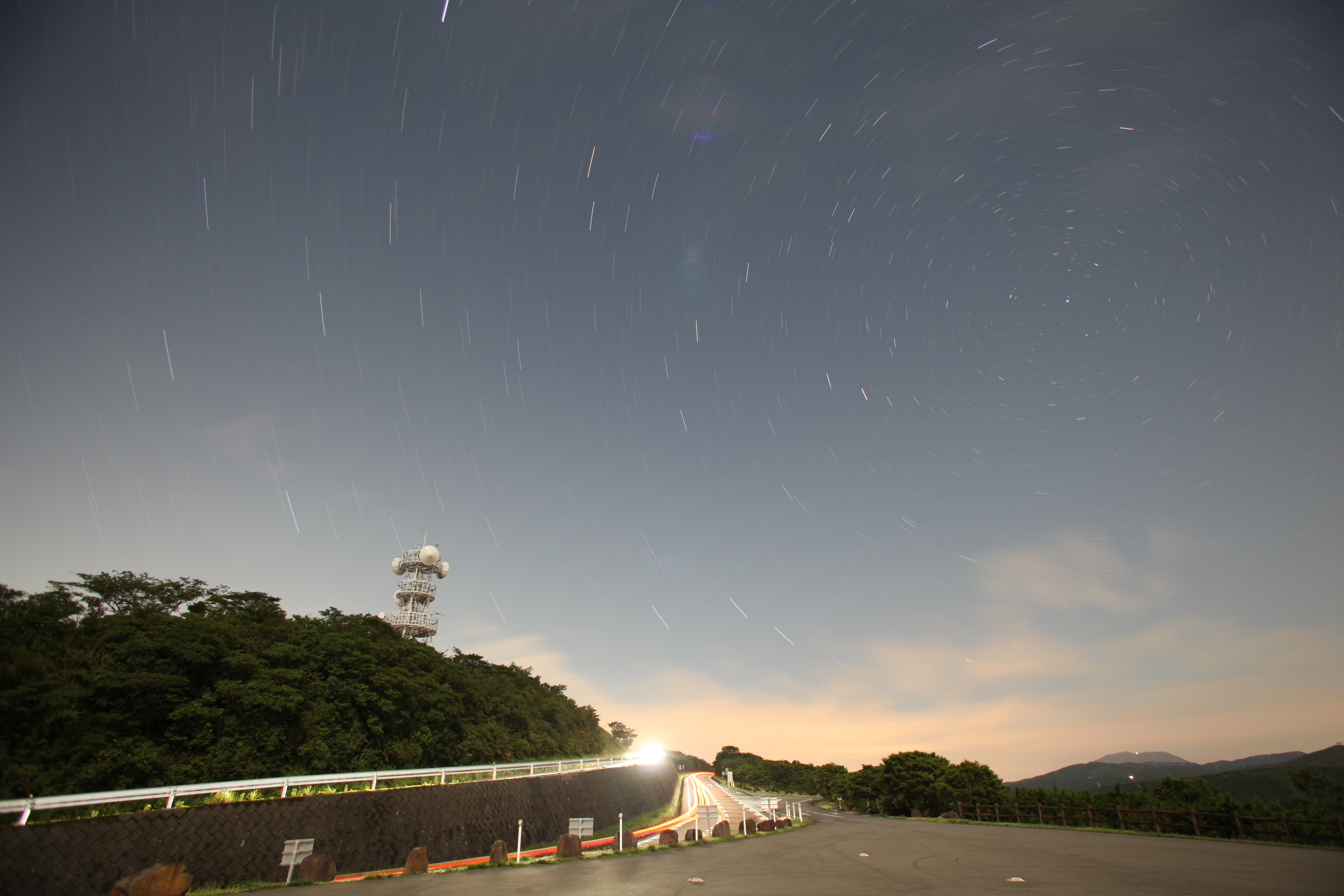<b>上の写真とは反対の方角になる北の空にカメラを向けた。北極星を中心に星が回転している。また北極星から遠ざかるほど星の軌跡が長くなっていることがわかる。</b>