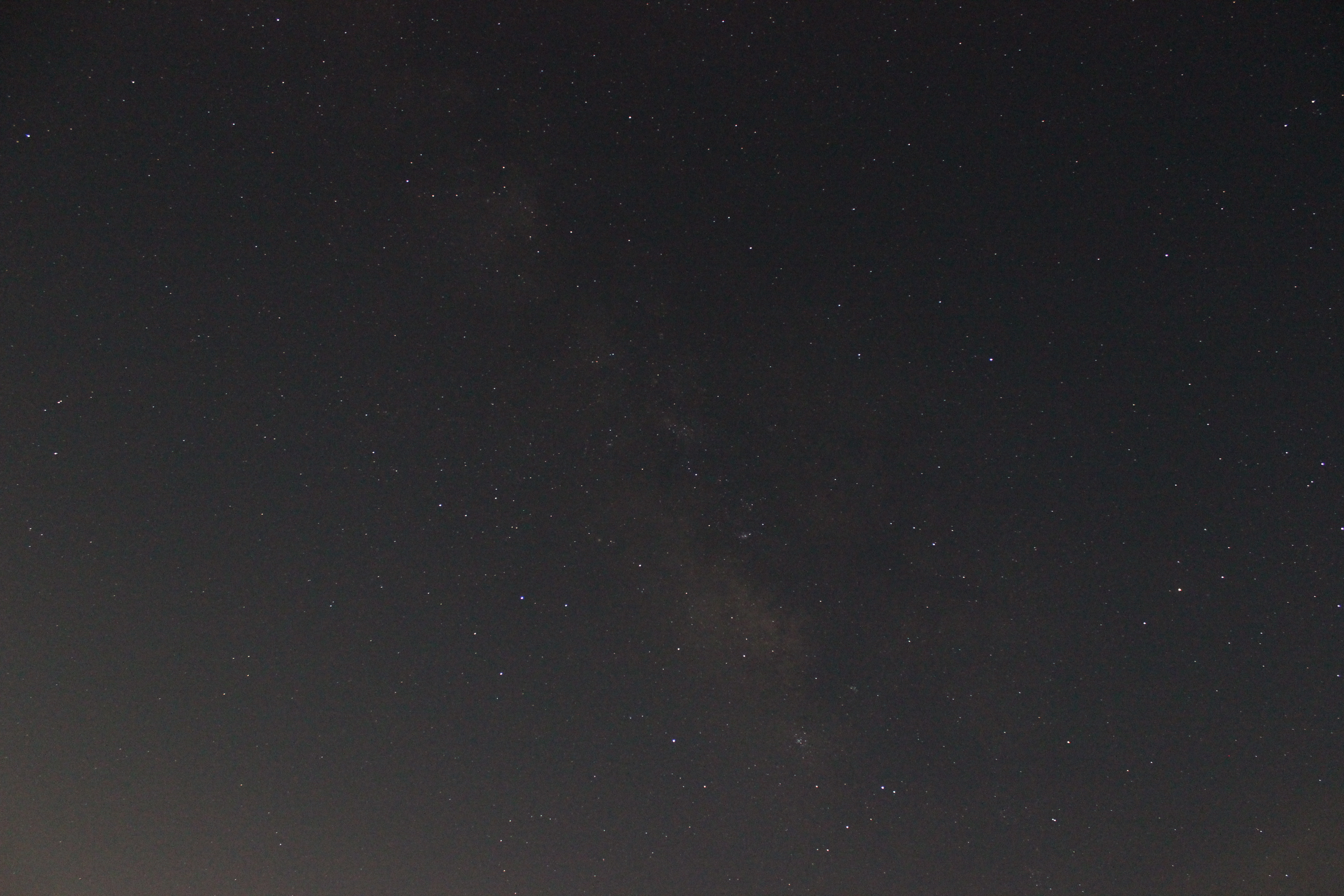 <b>画面には写っていないが、半月よりもやや大きな月が画面左下に出ていたので、画面の空の明るさにムラができてしまった。月が明るさが影響し、天の川がハッキリと写らなかった。</b>