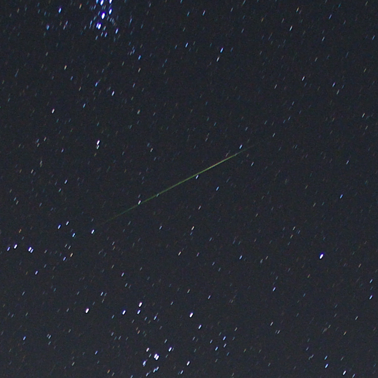 <b>上の写真から拡大して表示。これは流星</b>