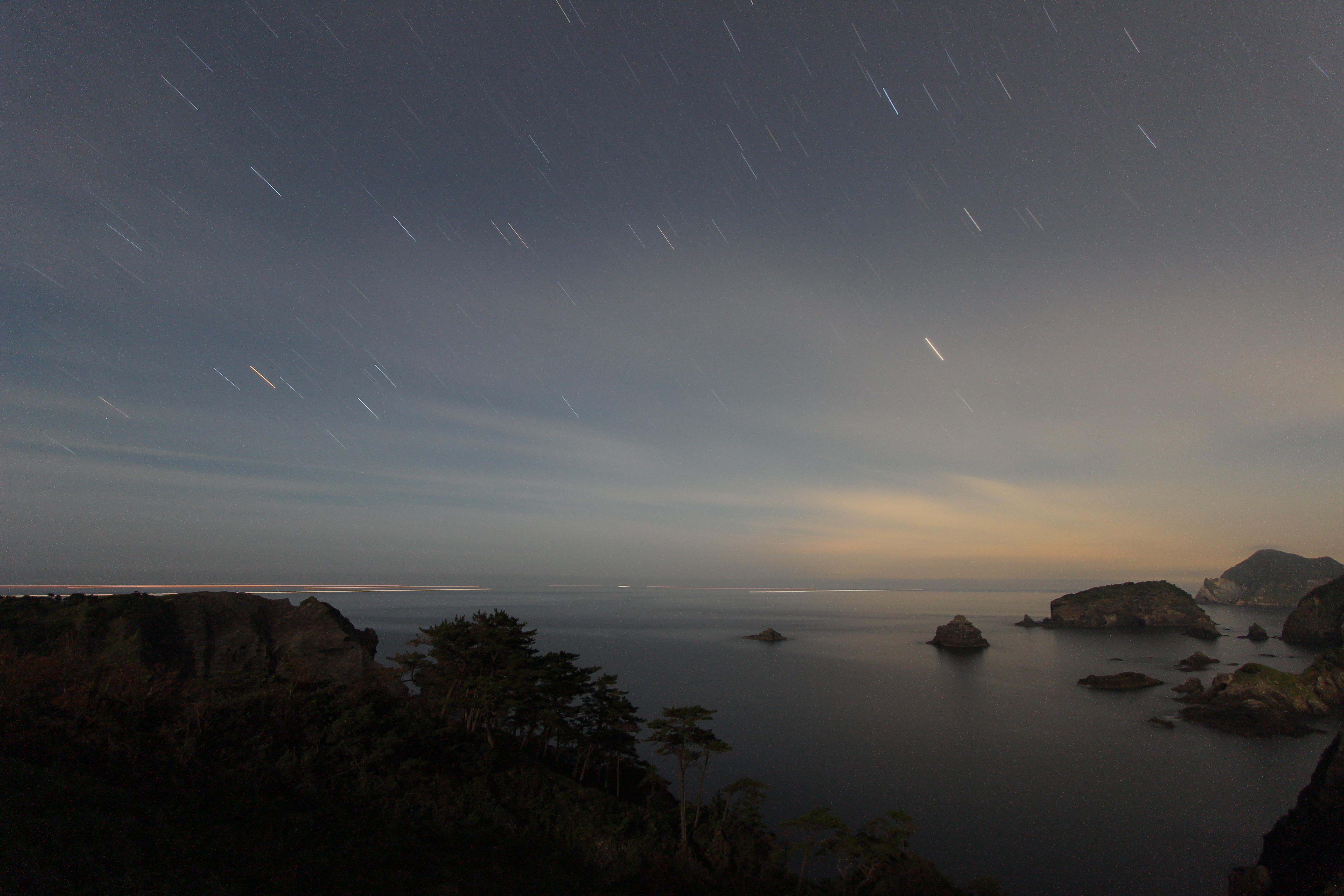 <b>空がうっすらと曇っていて、画面中央右側に遠くの街の灯りが影響したことと、月が出ていたたことが重なり、露光時間10分で夜空がかなり明るく写ってしまった。</b>